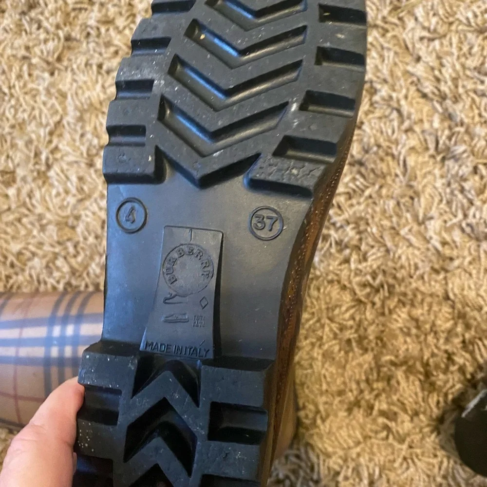 Burberry nova check rain boots size 37 (61/2) - Picture 2 of 6